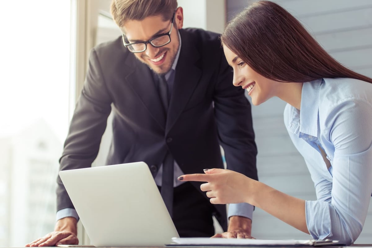 hermosa-pareja-trabajando-juntos-por-mestudies